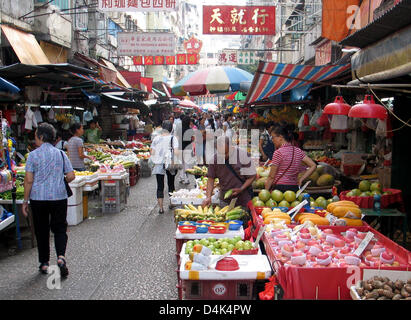 Fruit and vegetable on sale at Kowloon market in Hong Kong,  24 October 2008. Photo: Frank Baumgart Stock Photo