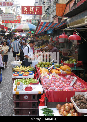 Fruit and vegetable on sale at Kowloon market in Hong Kong,  24 October 2008. Photo: Frank Baumgart Stock Photo