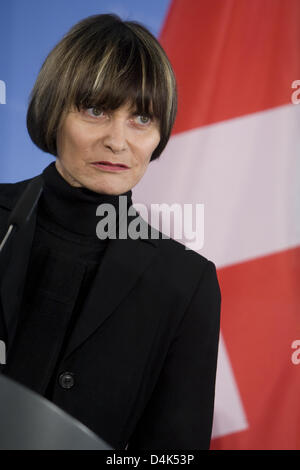 Swiss Foreign Minister Micheline Calmy-Rey gives a statement after a meeting with German Foreign Minister Steinmeier (not depicted) in the Federal Foreign Office in Berlin, Germany, 01 April 2009. Steinmeier and Calmy-Rey talked about the bilateral relations between Germany and Switzerland and current European and international issues. Photo: ARNO BURGI