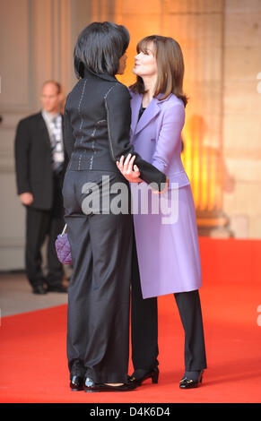 U.S. First Lady Michelle Obama (L) and France?s First Lady Carla Bruni Sarkozy hug and kiss in Strasbourg, France, 04 April 2009. NATO?s 60th anniversary summit 2009 takes place in Baden-Baden and Kehl, Germany and Strasbourg, France on 03 and 04 April 2009. Photo: ULI DECK Stock Photo