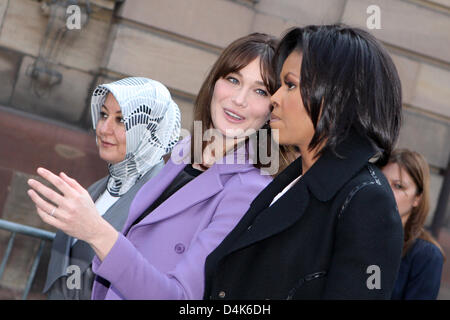 U.S. First Lady Michelle Obama (R), France?s First Lady Carla Bruni Sarkozy (C) and Hayruennisa Gul (L), wife of Turkey?s President Gul, chat after visiting Notre-Dame Cathedral in Strasbourg, France, 04 April 2009. NATO?s 60th anniversary summit 2009 takes place in Baden-Baden and Kehl, Germany and Strasbourg, France on 03 and 04 April 2009. Photo: Fredrik von Erichsen Stock Photo
