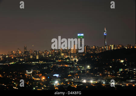 The skyline of Johannesburg seen at dusk in Johannesburg, South Africa, 22 November 2008. Photo: Gero Breloer Stock Photo
