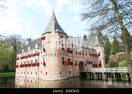 Exterior view on castle Het Oude Loo in Apeldoorn, the Netherlands, 10 April 2009. Queen Beatrix and the royal family spend some days every year in the castle and Queen Beatrix celebrated Christmas here for many years. Photo: Patrick van Katwijk Stock Photo