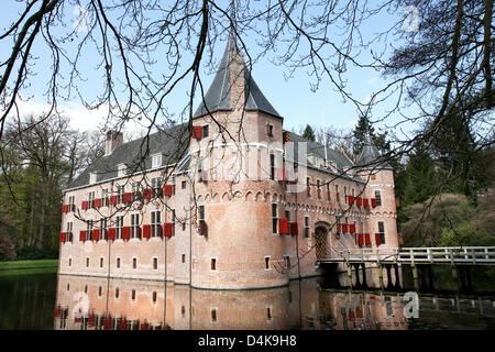 Exterior view on castle Het Oude Loo in Apeldoorn, the Netherlands, 10 April 2009. Queen Beatrix and the royal family spend some days every year in the castle and Queen Beatrix celebrated Christmas here for many years. Photo: Patrick van Katwijk Stock Photo