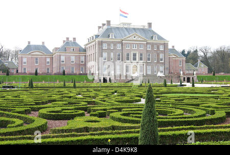 Exterior view on castle Het Oude Loo in Apeldoorn, the Netherlands, 10 April 2009. Queen Beatrix and the royal family celebrate Queens Day in the palace that is more then 300 years old. Well-known as the palace of Queen Wilhelmina (Queen from 1898 to 1948), it is a museum since 1984. Photo: Patrick van Katwijk Stock Photo