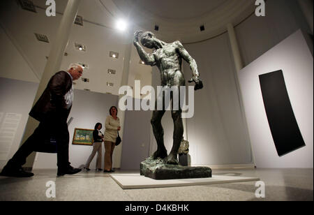 A visitor passes the sculpture ?Pierre de Wissant? by Auguste Rodin at ?Bundeskunsthalle? art gallery in Bonn, Germany, 22 April 2009. The collection of the ?Winterthur? art museum featuring some 240 pictures, sculptures and installations is on display for the first time outside the museum. Photo: OLIVER BERG Stock Photo