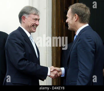 German President Horst Koehler (L) meets Polish Prime Minister Donald Tusk in Warsaw, Poland, 13 July 2009. The German head of state is on an inaugural visit to Poland due to his second term in office and will then fly on to France. Photo: Wolfgang Kumm Stock Photo