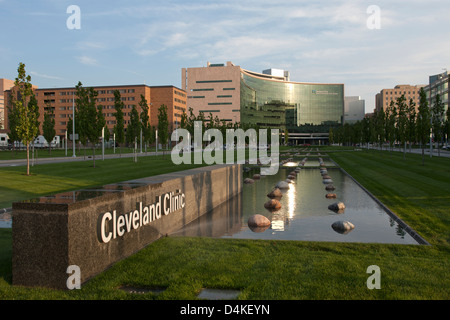 ENTRANCE SIGN REFLECTING POOL (©PETER WALKER & PARTNERS 2008) MILLER PAVILLION (©NBBJ 2008) CLEVELAND CLINIC MAIN CAMPUS CLEVELAND OHIO USA Stock Photo