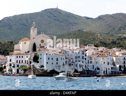 The picture shows the fishing village Cadaques with its 17th century church Iglesia Parroquial Santa Maria at the Costa Brava, Spain, 04 June 2009. The neighbouring fishing vialleg Port Lligat was the home of artist Savador Dali. Photo: Roland Holschneider Stock Photo