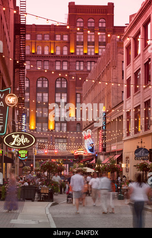 OUTDOOR RESTAURANTS EAST FOURTH STREET DOWNTOWN CLEVELAND OHIO USA Stock Photo