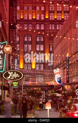 OUTDOOR RESTAURANTS EAST FOURTH STREET DOWNTOWN CLEVELAND OHIO USA Stock Photo