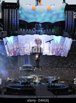 Bono, singer of Irish rock band U2, performs on stage during the first of two Germany concerts at the Olympic Stadium in Berlin, Germany, 18 July 2009. According to the organisers 90.000 fans flocked to the first concert of the ?360 Grad Tour? (360 degrees tour). Photo: RAINER JENSEN Stock Photo