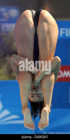 Chinese Guo Jingjing seen in action during the 3m diving board competition at the FINA Swimming World Championships in Rome, Italy, 21 July 2009. Jingjing won the title in this competiion. Photo: MARCUS BRANDT Stock Photo