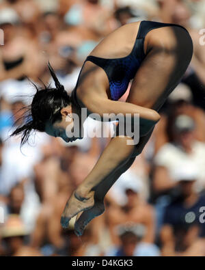 Chinese Guo Jingjing seen in action during the 3m diving board competition at the FINA Swimming World Championships in Rome, Italy, 21 July 2009. Jingjing won the title in this competiion. Photo: MARCUS BRANDT Stock Photo