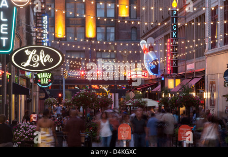 OUTDOOR RESTAURANTS EAST FOURTH STREET DOWNTOWN CLEVELAND OHIO USA Stock Photo