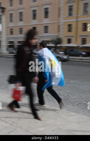 14 Feb 2013 Pilgrims and media in Saint Peter's Square, Rome the day after the election of Pope Francis Stock Photo