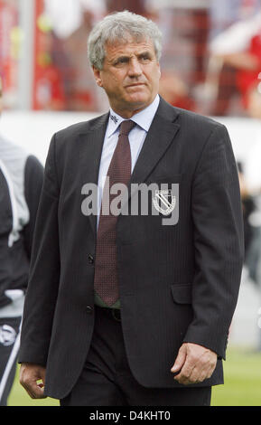 Cottbus? head coach Bojan Prasnikar seen during the Bundesliga match Energie Cottbus vs VfL Wolfsburg at ?Stadion der Freundschaft? in Cottbus, Germany, 26 April 2009. Cottbus won 2-0. Photo: Bernd Settnik Stock Photo