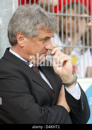 Cottbus? head coach Bojan Prasnikar seen during the Bundesliga match Energie Cottbus vs VfL Wolfsburg at ?Stadion der Freundschaft? in Cottbus, Germany, 26 April 2009. Cottbus won 2-0. Photo: Bernd Settnik Stock Photo