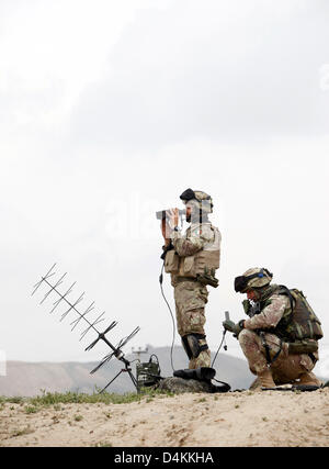 Two Italian soldiers of the 2nd Mountaineer Regiment practice ?Close ...