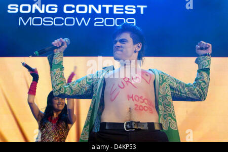 A background singer performs at a party for the Eurovision Song Contest in Moscow, Russia, 13 May 2009. The 54th Eurovision Song Contest takes place on 16 May. Photo: Ulrich Perrey Stock Photo