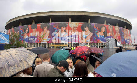 Fans stand outside of the venue of a party for the Eurovision Song Contest in Moscow, Russia, 13 May 2009. The 54th Eurovision Song Contest takes place on 16 May. Photo: Ulrich Perrey Stock Photo