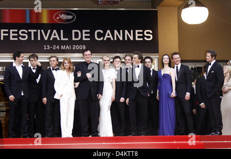 US actor Eli Roth (l-r), German actors August Diehl and Christoph Waltz, French actress Melanie Laurent, US director Quentin Tarantino, German actress Diane Kruger, US actor Mike Myers, German actor Daniel Bruehl, US producer Lawrence Bender, US actor B.J. Novak, French actress Julie Dreyfus, German actor Michael Fassbender and US actor Brad Pitt arrive at the world premiere of the Stock Photo