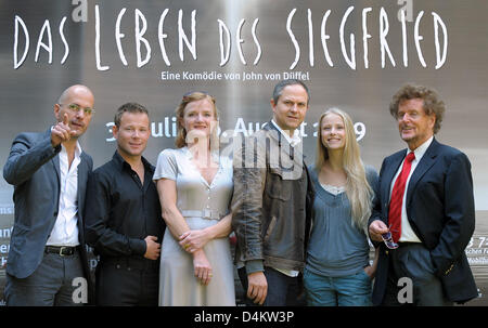 Dieter Wedel (R), artistic director of the Nibelungen Festival, director Gil Mehmert (4-L), actors Christoph Maria Herbst as ?Hagen? (L) and Mathias Schlung as ?Seefred? (2-L), and actresses Nina Petri as ?Bruenhild? (3-L) and Susanne Bormann as ?Kriemhild? (5-L) stand in front of a poster of the festival during a press conference in Worms, Germany, 22 May 2009. The comedy ?The Lif Stock Photo