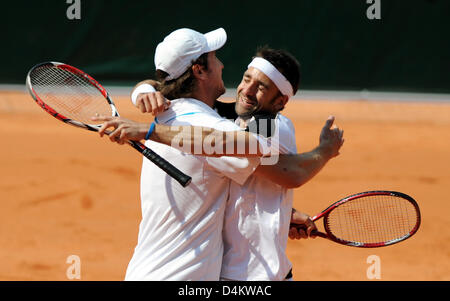 German Mischa Zverev (R) and Nicolas Kiefer celebrate the victory in the doubles match against Swedish Soederling/Lindstedt at the Tennis World Team Cup in Duesseldorf, Germany, 22 May 2009. Zverev and Kiefer defeated Soederling and Lindstedt 7-6, 4-6 and 13-11. The German team reaches the final of the World Team Cup. Photo: FRANZ-PETER TSCHAUNER Stock Photo