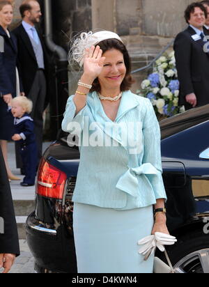 Queen Silvia of Sweden arrives for the wedding of Kelly Jeanne Rondestvedt with Hubertus Michael hereditary prince of Saxony-Coburg and Gotha in Coburg, Germany, 23 May 2009. Some 400 guests, many of which celebrities and European aristocrats, attended the wedding. Photo: Tobias Hase Stock Photo