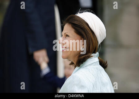 Queen Silvia of Sweden arrives for the wedding of Kelly Jeanne Rondestvedt with Hubertus Michael hereditary prince of Saxony-Coburg and Gotha in Coburg, Germany, 23 May 2009. Some 400 guests, many of which celebrities and European aristocrats, attended the wedding. Photo: Daniel Karmann Stock Photo