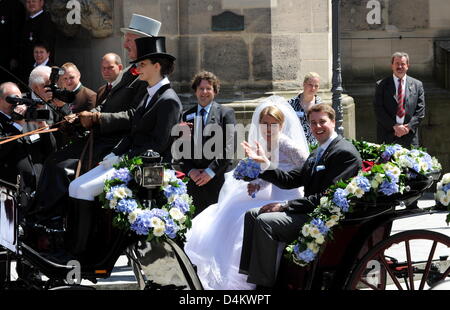 Hubertus Michael hereditary prince of Saxony-Coburg and Gotha (R) and Bride Kelly Jeanne Rondestvedt (L) leave the church after their wedding in Coburg, Germany, 23 May 2009. Some 400 guests, many of which celebrities and European aristocrats, attended the wedding. Photo: Tobias Hase Stock Photo