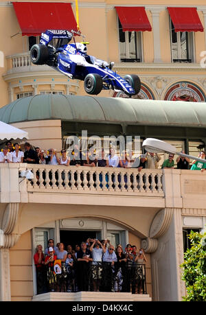 The car of the Japanese Formula One driver Kazuki Nakajima of Williams is being picked up from the track after an accident during the F1 Grand Prix in Monte Carlo, Monaco, 24 May 2009. Photo: PETER STEFFEN Stock Photo