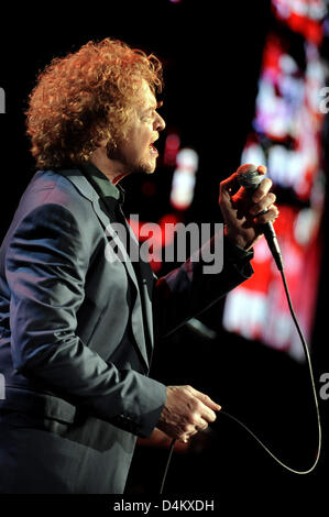 Mick Hucknall and British soul pop band Simply Red perform in Berlin, Germany, 25 May 2009. Simply Red promotes their greatest hits album ?Simply Red: Greatest Hits 25? on the ?Greatest Hits Tour?. Photo: Britta Pedersen Stock Photo