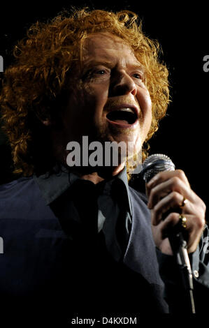 Mick Hucknall and British soul pop band Simply Red perform in Berlin, Germany, 25 May 2009. Simply Red promotes their greatest hits album ?Simply Red: Greatest Hits 25? on the ?Greatest Hits Tour?. Photo: Britta Pedersen Stock Photo