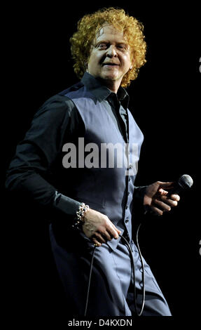 Mick Hucknall and British soul pop band Simply Red perform in Berlin, Germany, 25 May 2009. Simply Red promotes their greatest hits album ?Simply Red: Greatest Hits 25? on the ?Greatest Hits Tour?. Photo: Britta Pedersen Stock Photo