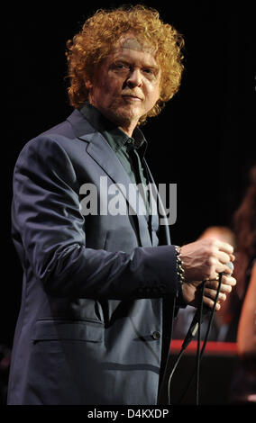 Mick Hucknall and British soul pop band Simply Red perform in Berlin, Germany, 25 May 2009. Simply Red promotes their greatest hits album ?Simply Red: Greatest Hits 25? on the ?Greatest Hits Tour?. Photo: Britta Pedersen Stock Photo