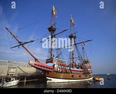 Mayflower II replica ship, Plymouth Rock, Plymouth Harbour, Plymouth, Massachusetts, United States of America Stock Photo