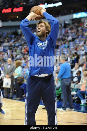 Dirk Nowitzki of Dallas Mavericks shoots the ball against the Phoenix ...