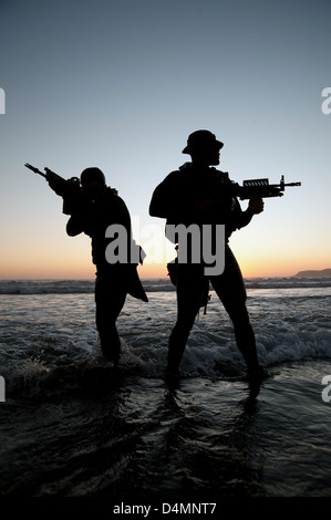 Members of the US Navy SEALs practice water insertion techniques ...