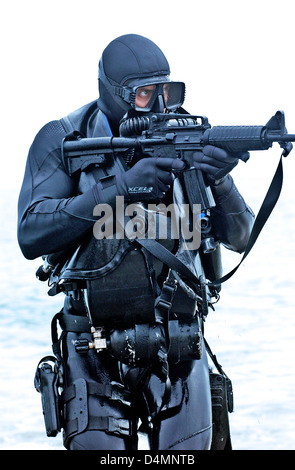 A member of a SEAL Team practices water insertion techniques in SCUBA gear May 25, 2004 at the Navy Special Warfare Center, Coronado, CA. Stock Photo