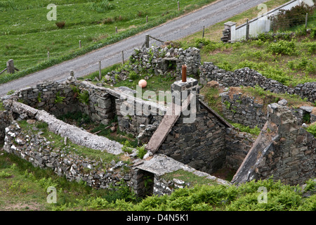 Isle of Lewis, Outer Hebrides, Scotland, stone ruins of black house at base of  Dun Carloway Broch. Stock Photo