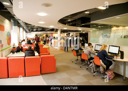 Birmingham University students working in the Student Development Centre, University of Birmingham Edgbaston Campus, B'Ham UK Stock Photo