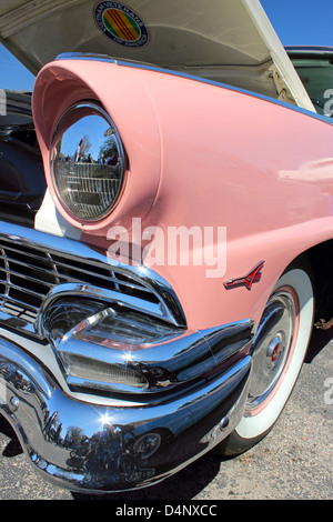 File:Pink Ford Memphis TN 2013-04-08 010.jpg - Wikimedia Commons