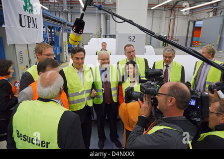 Dörpen, Germany, David McAllister and Bernd Busemann, both CDU at a Werksfuehrung at Nordland Papier Stock Photo