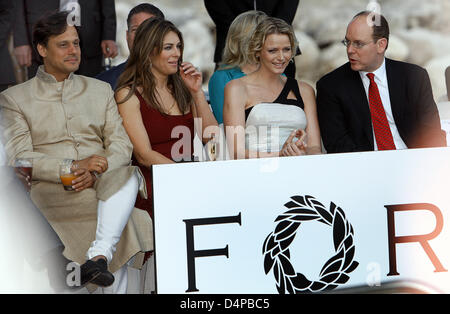 Model and actress Elizabeth Hurley (2-L) and her husband Arun Nayar (L) and Prince Albert II of Monaco (R) and his girlfriend Charlene Wittstock attend the Amber Fashion Show within the scope of the Formula One Grand Prix of Monaco in Monte Carlo, Monaco, 22 May 2009. Photo: JENS BUETTNER Stock Photo