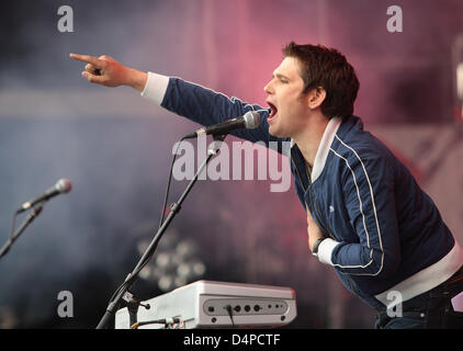 Roy Stride of British rock band Scouting For Girls performs at Rock am Ring festival at Nurburgring in Nuerburg, Germanym, 05 June 2009. Some 80,000 visitors will attend Germany?s biggest and most pretigious rocj festival from 05 to 07 June to see some 90 German and international rock acts. Photo: THOMAS FREY Stock Photo