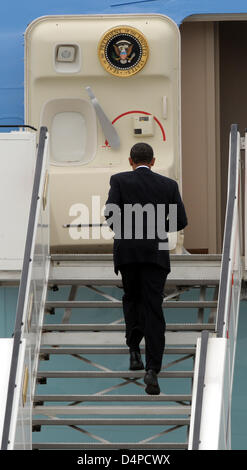 US President Barack Obama boards Air Force One at airport Erfurt, Germany, 05 June 2009. After visiting Dresden and the former concentration camp Buchenwald near Weimar, Mr Obama continues his visit with a stop at a US hospital in Landstuhl. Photo: JAN-PETER KASPER Stock Photo