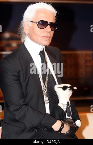 Fashion designer Karl Lagerfeld poses with his ?Steiff Teddy Bear? after the recording of the ZDF tv talkshow Johannes B. Kerner in Hamburg, Germany, 08 June 2009. A limited edition of 2,500 of the 40cm large bears designed by Lagerfeld will be offered for sale at 1000 Euro per piece. Talkshow ?Johannes B. Kerner? will be broadcasted by German ZDF station on 09 June 2009 at 22.45 C Stock Photo