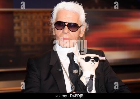 Fashion designer Karl Lagerfeld poses with his ?Steiff Teddy Bear? after the recording of the ZDF tv talkshow Johannes B. Kerner in Hamburg, Germany, 08 June 2009. A limited edition of 2,500 of the 40cm large bears designed by Lagerfeld will be offered for sale at 1000 Euro per piece. Talkshow ?Johannes B. Kerner? will be broadcasted by German ZDF station on 09 June 2009 at 22.45 C Stock Photo