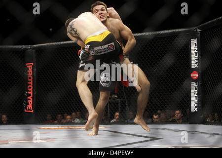 German Peter Sobotta (R) and British Paul Taylor fight during the Ultimate Fighting Championship?s Germany premiere at Lanxess Arena in Cologne, Germany, 13 June 2009. The sports also known as ?Mixed Martial Arts? or ?Freefight? involves two opponents fighting each other in an octagon-shaped cage. UFC organises fights in the USA since 1993. Photo: Rolf Vennenbernd Stock Photo